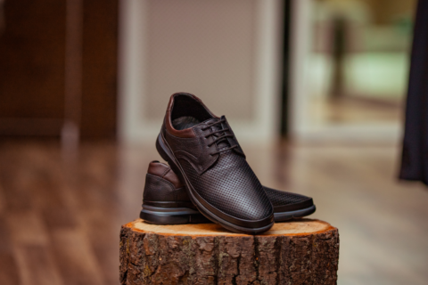 Best shoes to wear with jeans men UK including loafers, boots, trainers and Oxford shoes